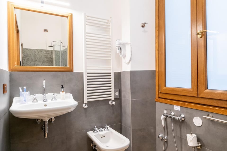 Toilet, bidet