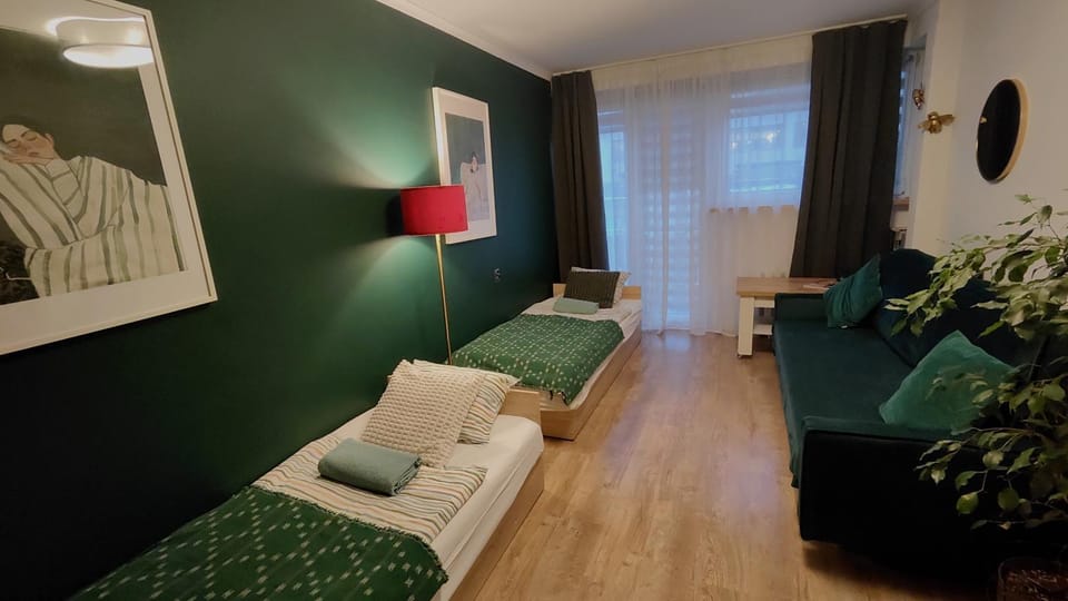 Bed, TV and multimedia, Living room, Photo of the whole room, Decorative detail, Seating area, towels