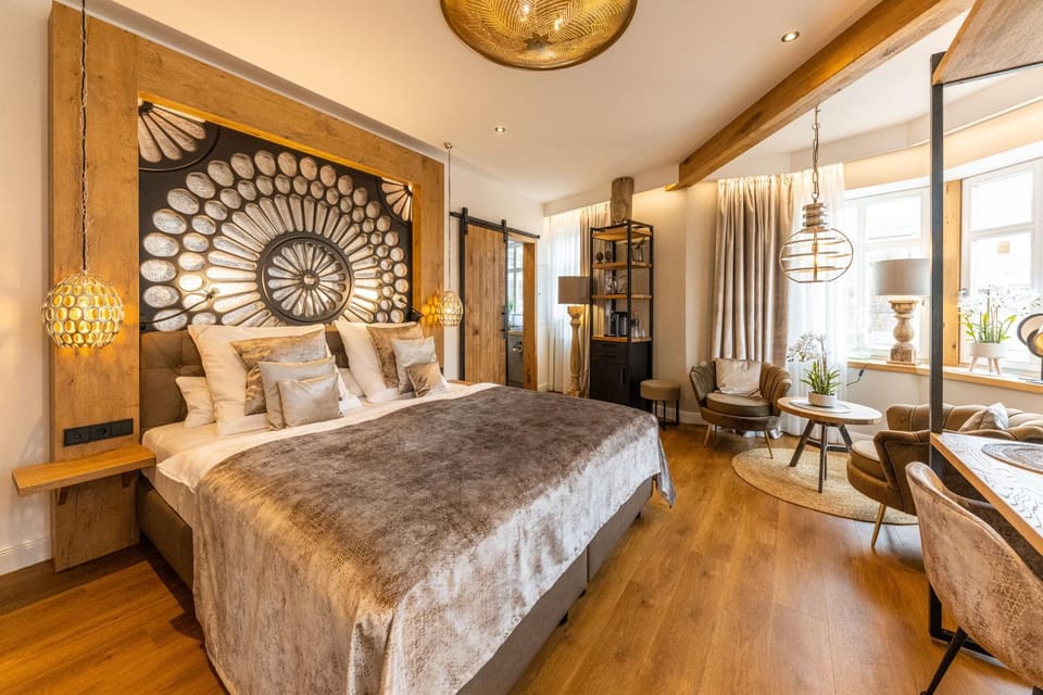 Bed, Photo of the whole room, Decorative detail, Seating area, Bedroom
