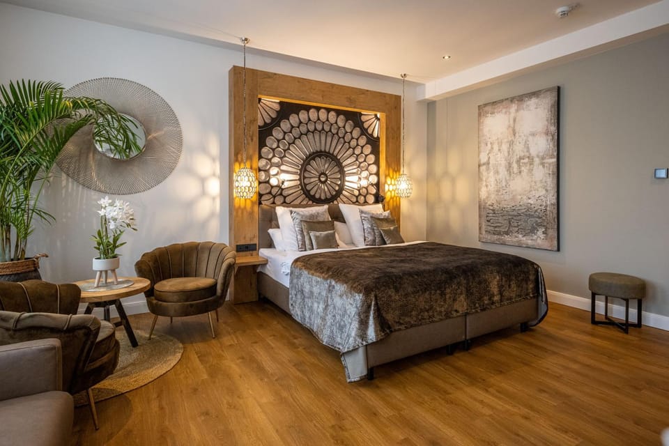 Bed, Photo of the whole room, Seating area, Bedroom