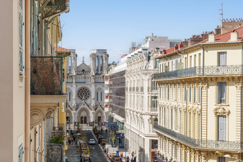 Nearby landmark, City view, Street view, Location