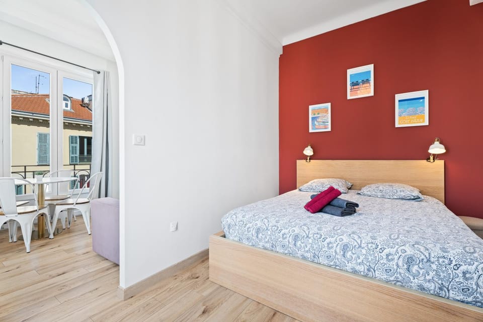 Bed, Photo of the whole room, Bedroom, towels