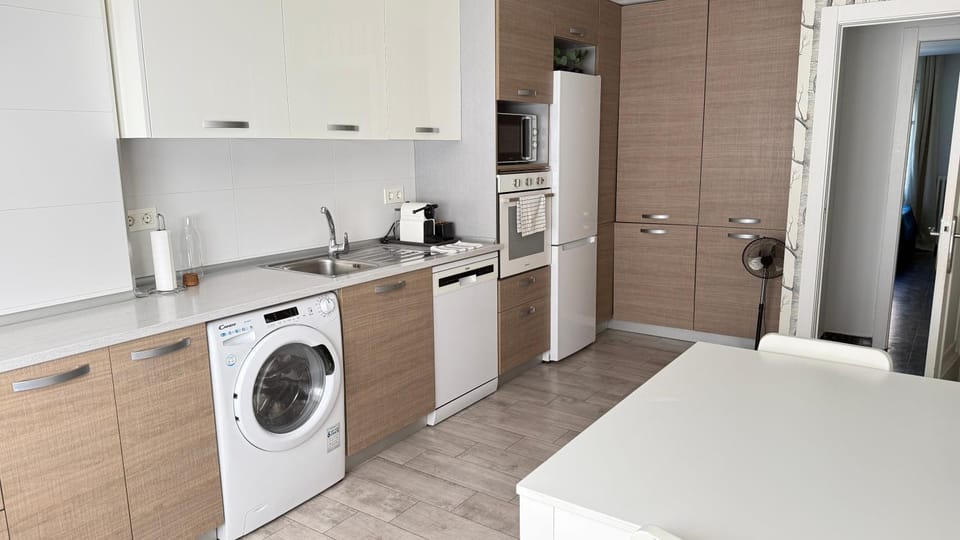 Kitchen or kitchenette, dishwasher, oven, washing machine
