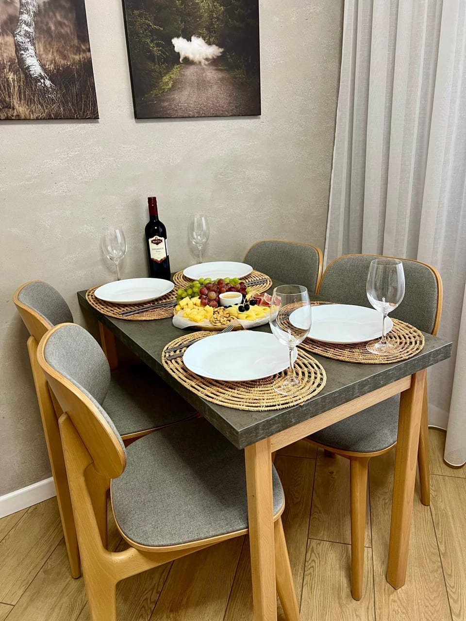 Food and drinks, Seating area, Dining area, Lunch, Dinner