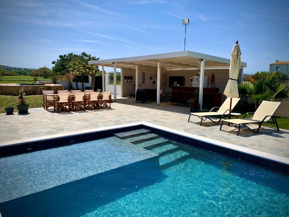 Communal lounge/ TV room, Lounge or bar, Pool view, Swimming pool, sunbed