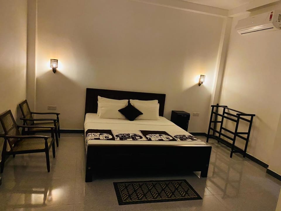 Bed, Living room, Photo of the whole room, Seating area, Bedroom