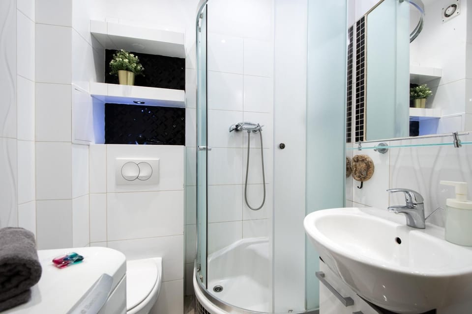 Shower, Toilet, Bathroom, towels
