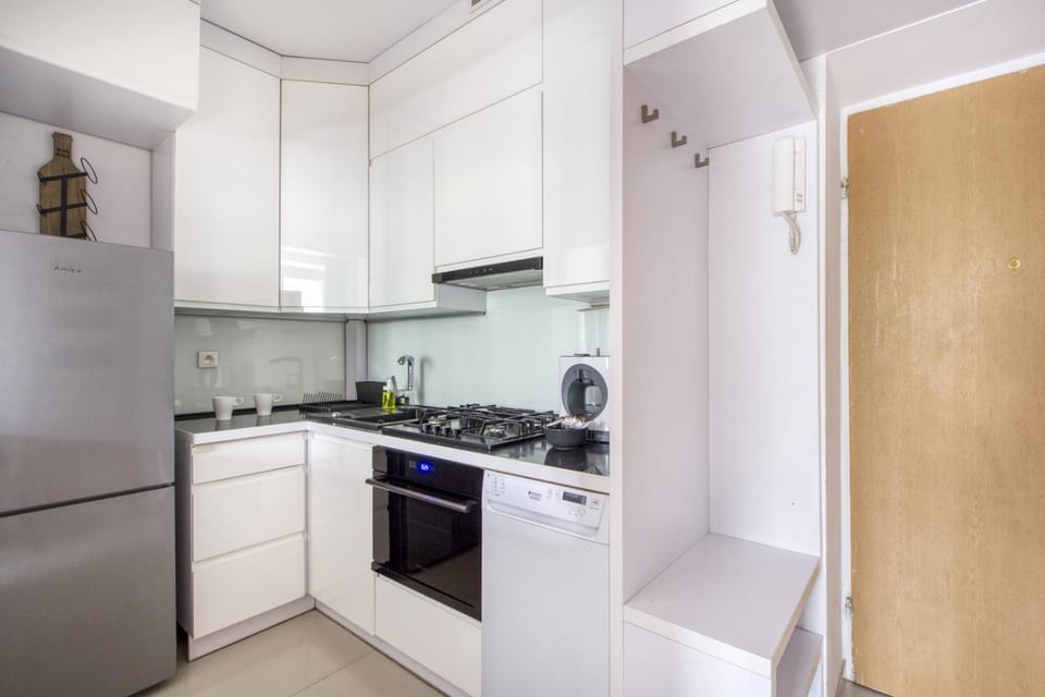 Kitchen or kitchenette, dishwasher, stove