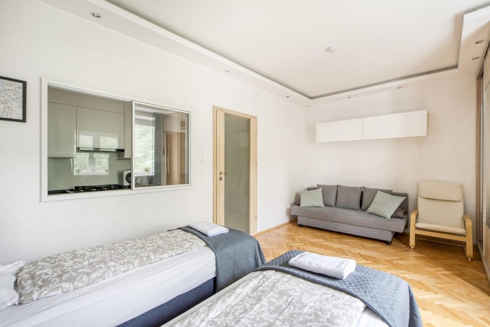 Photo of the whole room, Seating area, towels