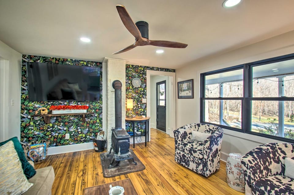 Stoney Creek Cottage: Waterfront Hot Tub, Fire Pit House in Massies Mill