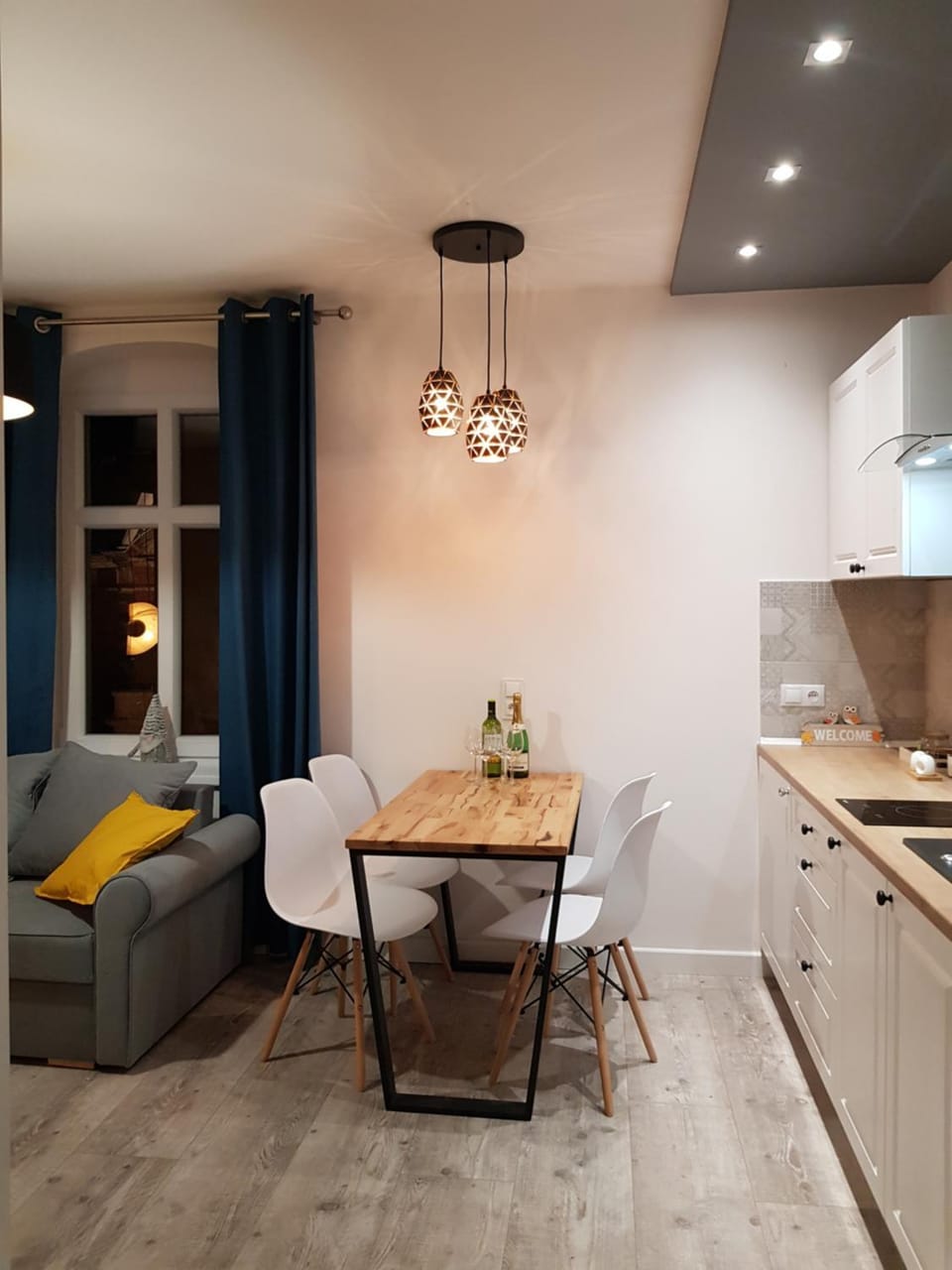 Kitchen or kitchenette, Living room, Seating area, Dining area