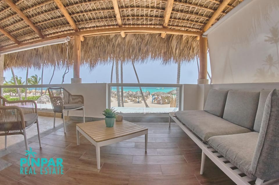 Day, View (from property/room), Balcony/Terrace, Living room, Seating area, Beach