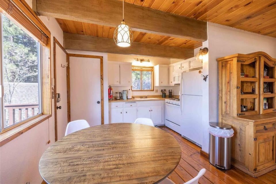Amazing Cabin - Close To Ski Resort and Village Cabin in Big Bear