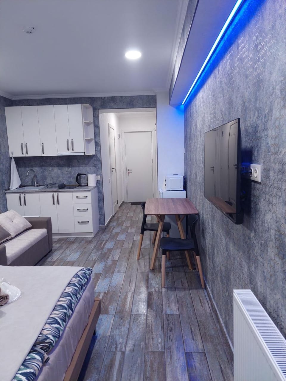 Kitchen or kitchenette, Living room, Seating area, Dining area, Communal kitchen