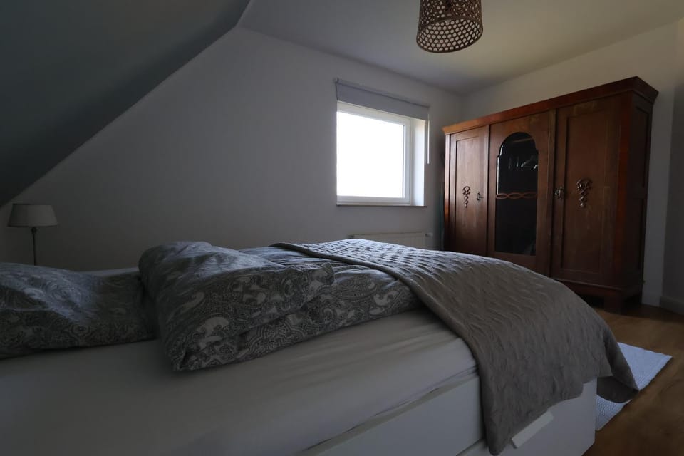 Bed, Photo of the whole room, Bedroom, wardrobe