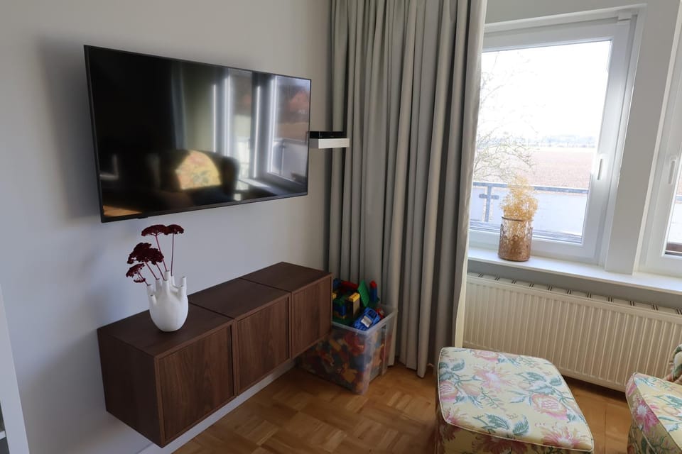 Communal lounge/ TV room, TV and multimedia, Living room, Seating area, Evening entertainment