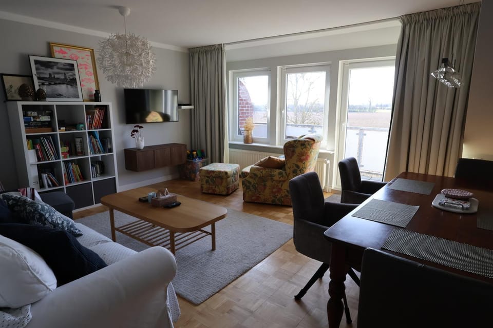 Communal lounge/ TV room, Library, TV and multimedia, Living room, Seating area, Evening entertainment