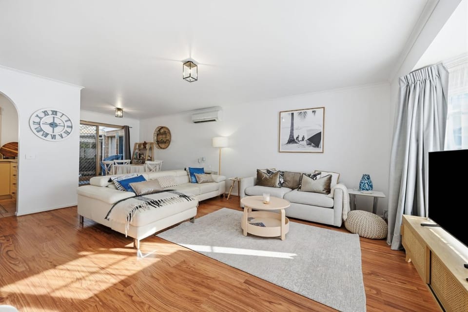 Salty Kisses House in Inverloch
