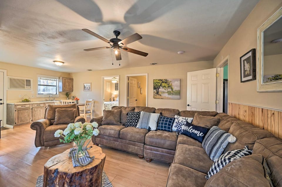 Pet-Friendly Shady Oaks Broken Bow Gem with Patio! House in Broken Bow