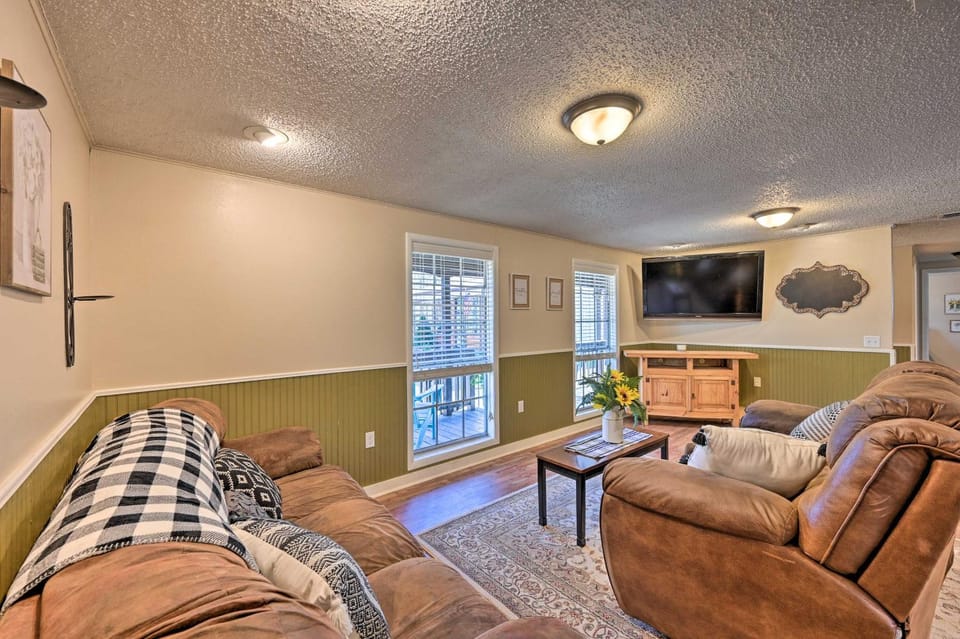 Whispering Oaks Broken Bow Cottage Near Hiking! House in Broken Bow