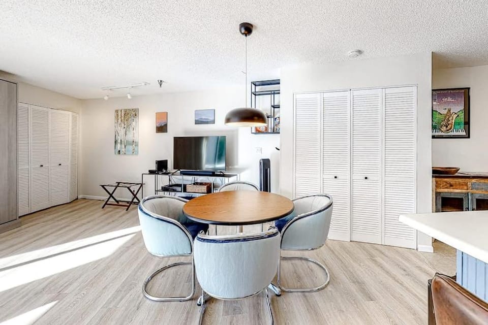 Snowblaze Studio Apartment in Fraser