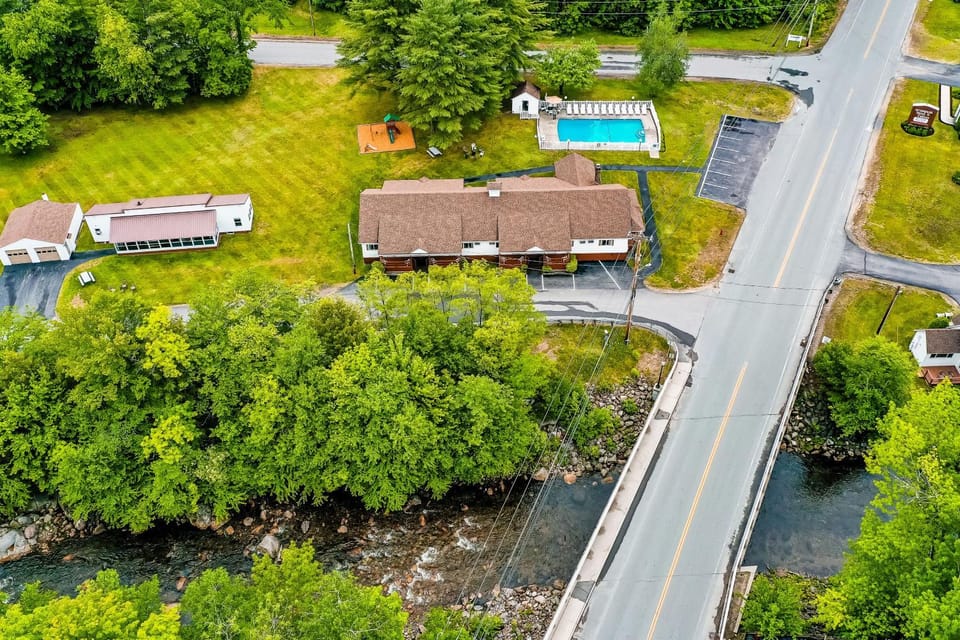 Riverbank's Pemi Cottage House in Woodstock