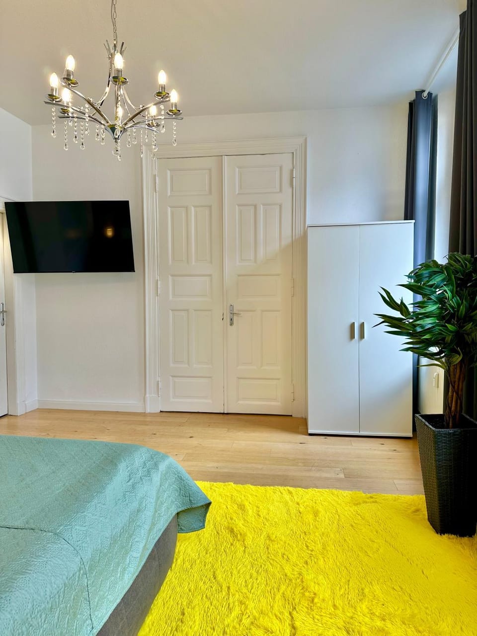 Bed, TV and multimedia, Photo of the whole room, Bedroom