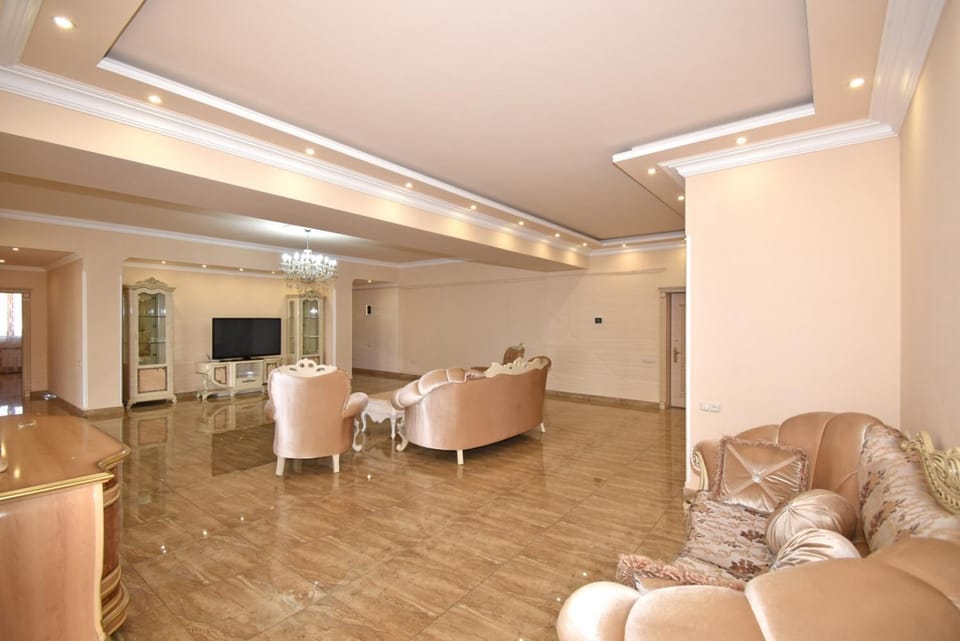 Northern Avenue, 4 bedrooms Grand & Luxe apartment T8 Apartment in Yerevan