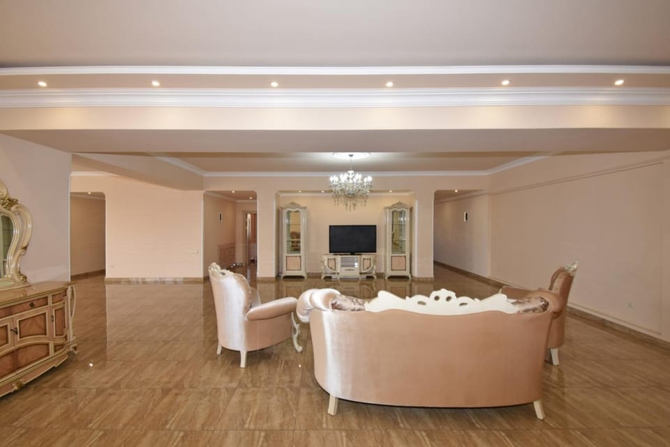 Northern Avenue, 4 bedrooms Grand & Luxe apartment T8 Apartment in Yerevan