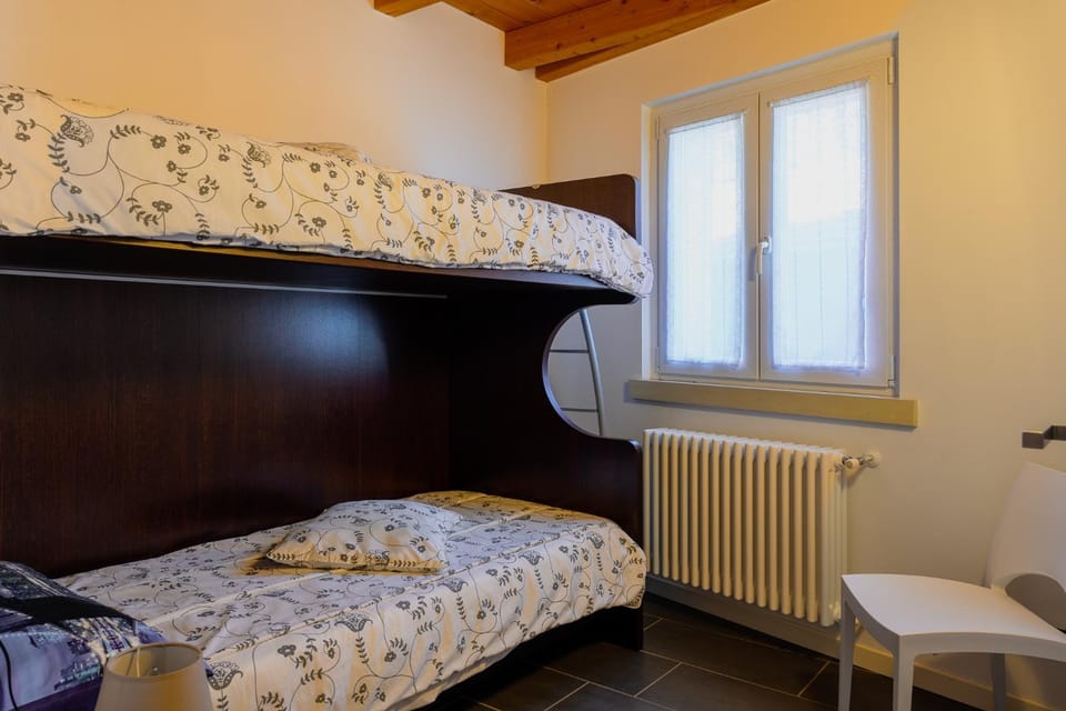 Photo of the whole room, Bedroom, bunk bed, internet