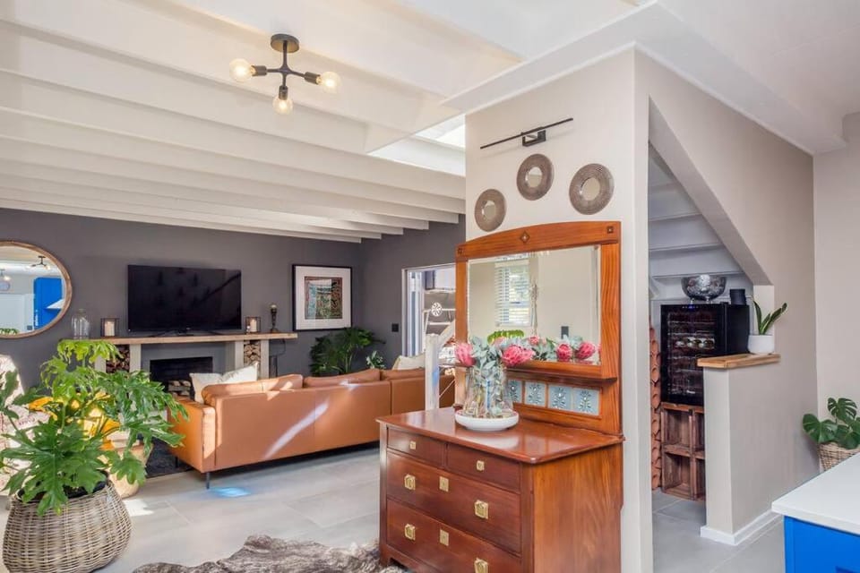 House w Pool, Fireplace, Braai House in Cape Town