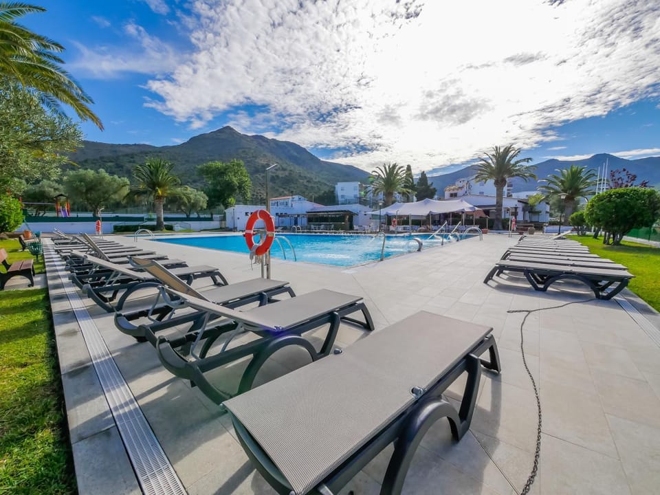 Day, Swimming pool
