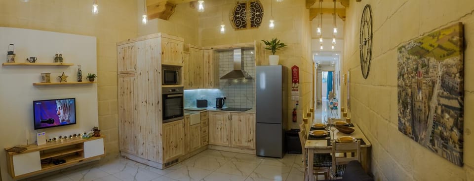 Nearby landmark, TV and multimedia, Kitchen or kitchenette, Living room, Photo of the whole room, Decorative detail, Seating area, Dining area, Breakfast, minibar, toaster