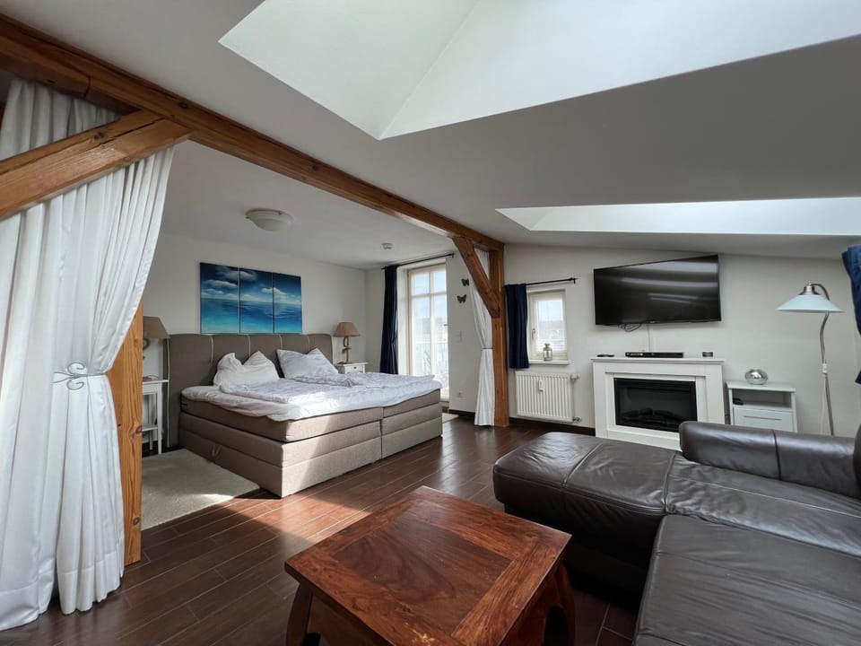 Bed, Living room, Photo of the whole room, Bedroom, flat iron