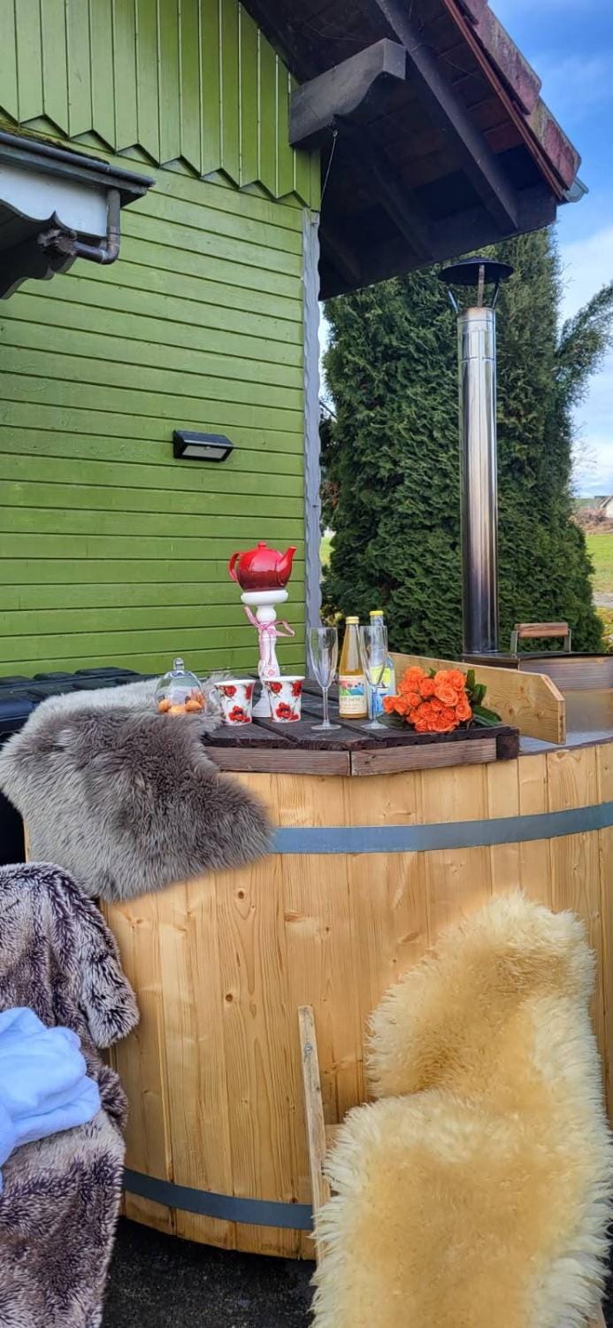 le chalet vert & bain nordique privatif Skadi tps de chauffe 1h30 Chalet in Bourgogne-Franche-Comté
