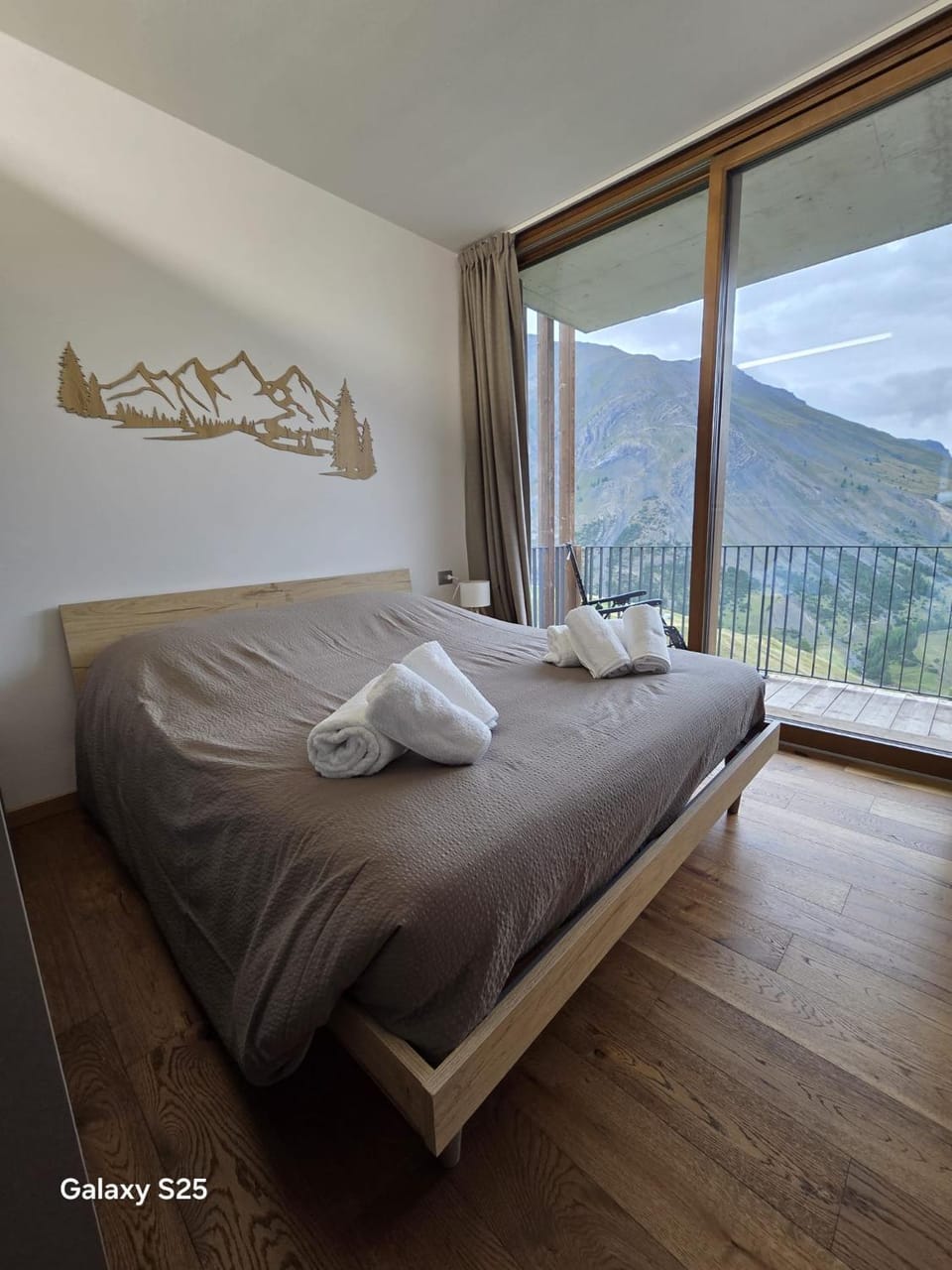 Natural landscape, Photo of the whole room, Bedroom, Mountain view