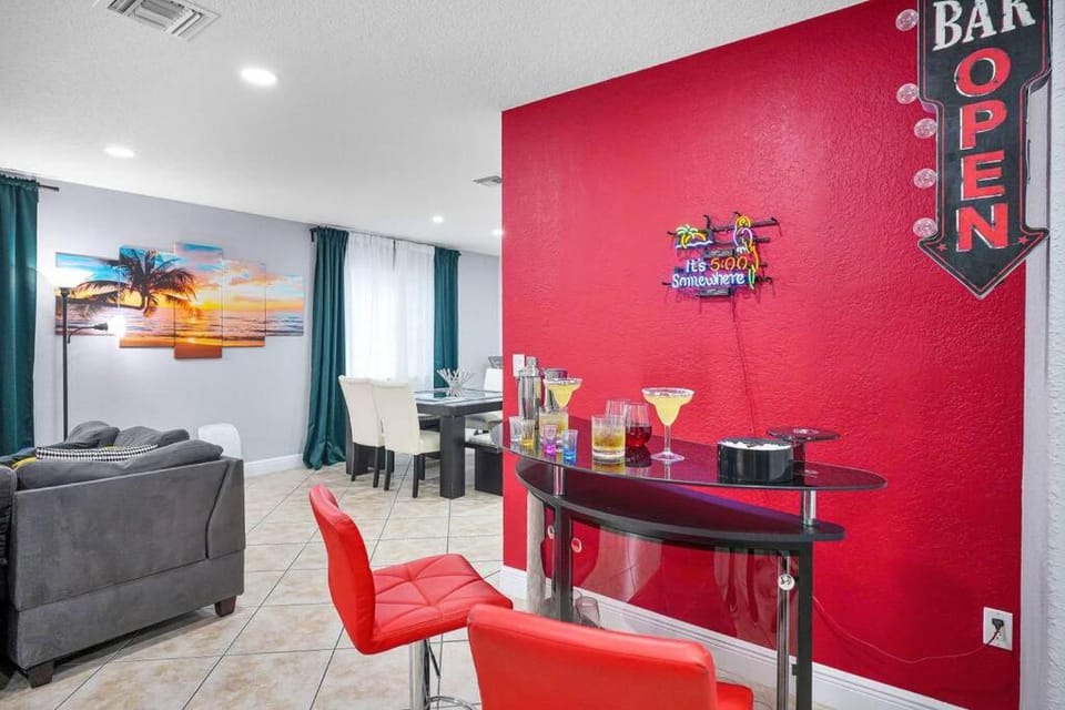 Lounge or bar, Seating area, Drinks, minibar