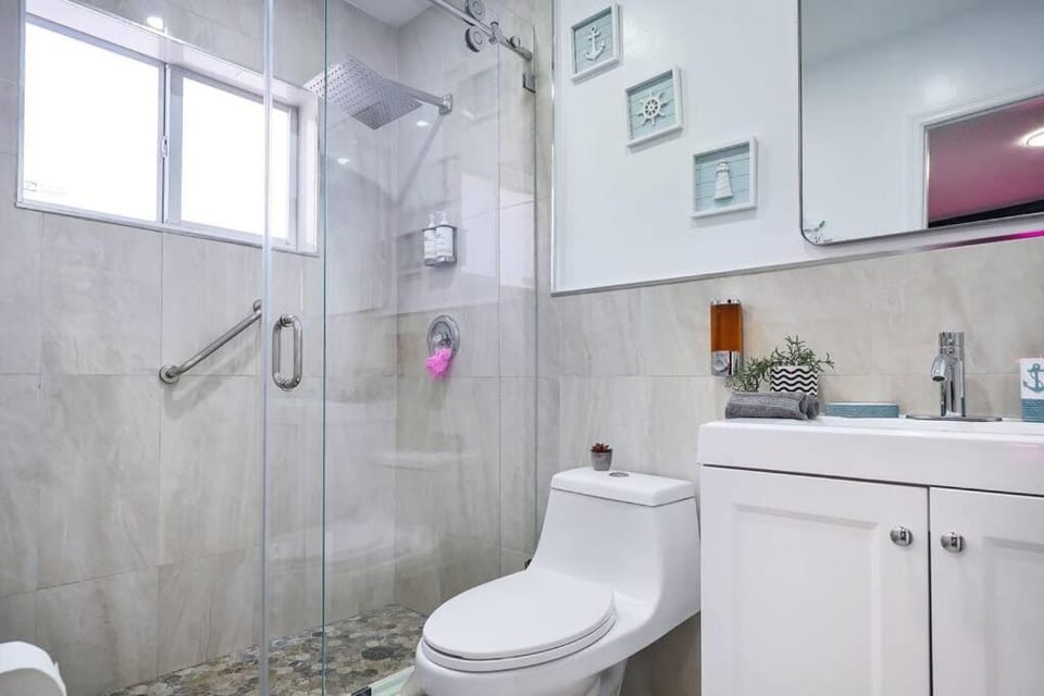 Shower, Toilet, Bathroom, towels