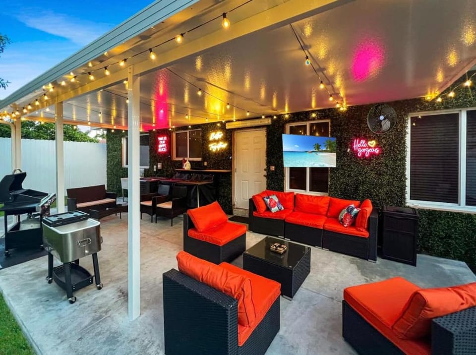 Escape GameRoom, BAR, BBQ, Spacious,KING Bed, All Luxury mattresses, Near Beach, 6 blocks away from Bars, Nite Clubs, Res, Shops House in Coconut Grove