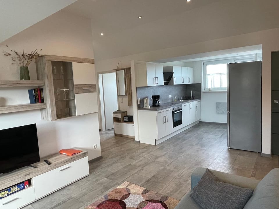 TV and multimedia, Kitchen or kitchenette, Living room, Photo of the whole room, Seating area, dishwasher, pet friendly, stove, toaster, kitchen