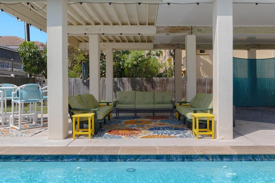 House of Neptune Steps from the sea and private pool House in South Padre Island