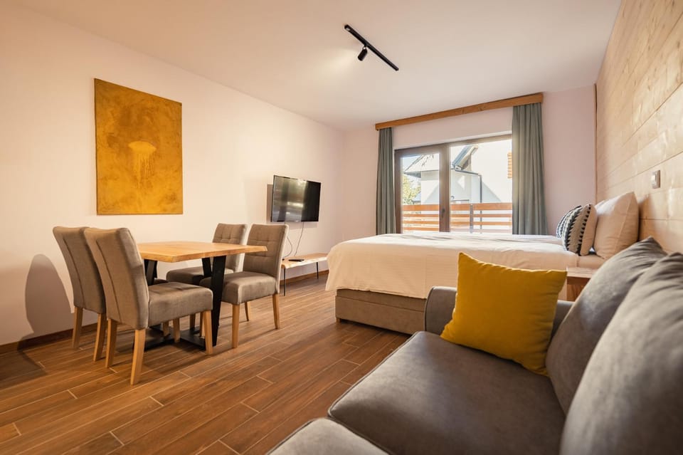 Bed, Seating area, Dining area