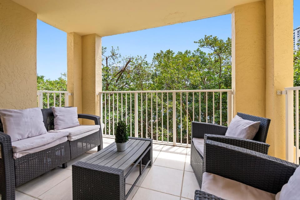 Yacht Club Miami Suite 2 Bedroom and 2 Bathroom With Baby Crib & Free Parking Apartment in Aventura