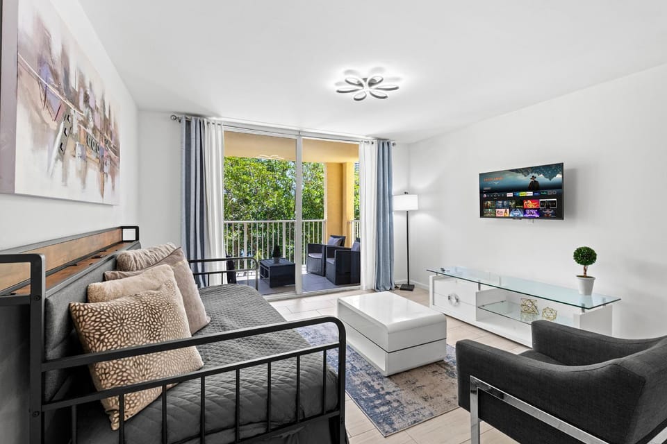 Yacht Club Miami Suite 2 Bedroom and 2 Bathroom With Baby Crib & Free Parking Apartment in Aventura
