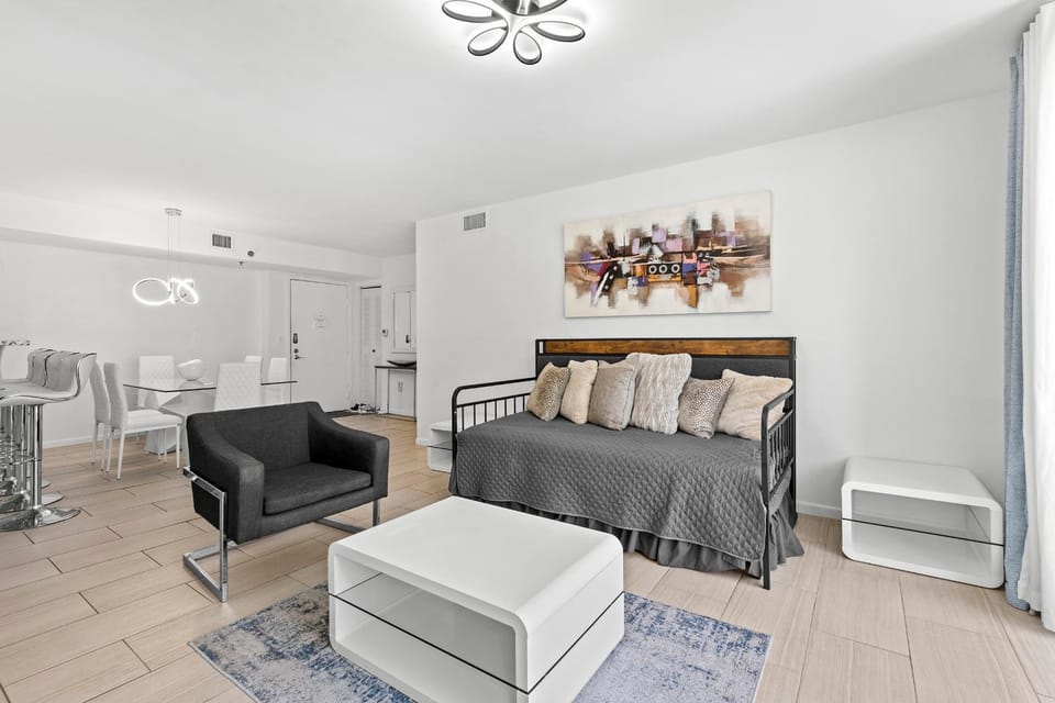 Yacht Club Miami Suite 2 Bedroom and 2 Bathroom With Baby Crib & Free Parking Apartment in Aventura