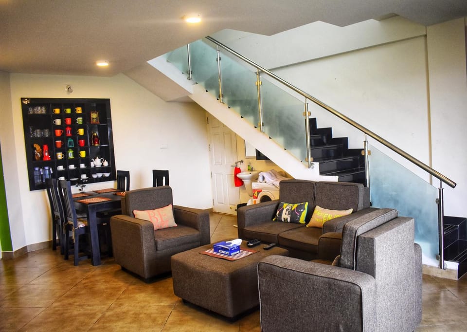 Restaurant/places to eat, Living room, Seating area