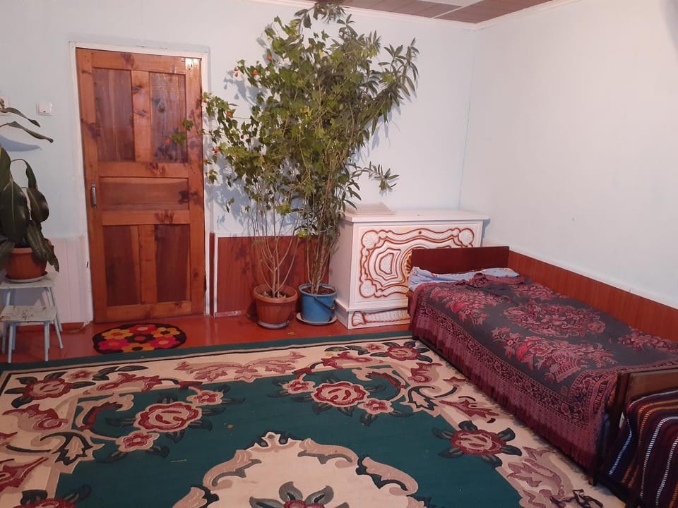 Bed, Living room, Photo of the whole room, Seating area