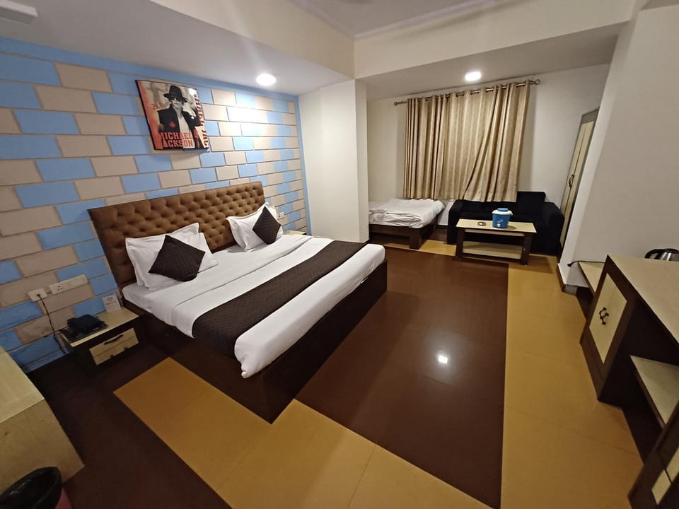 Bed, Photo of the whole room, Seating area, Bedroom