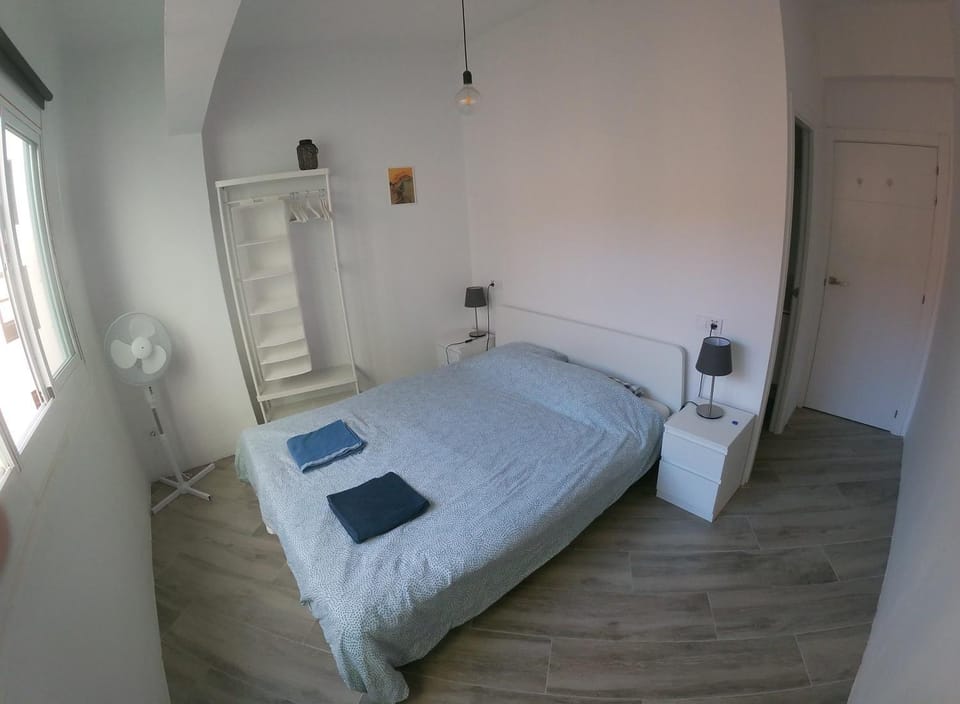 Photo of the whole room, Bedroom
