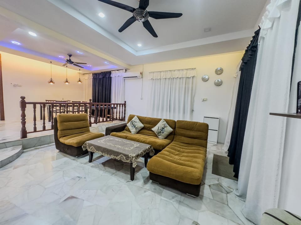 Property building, Activities, TV and multimedia, Photo of the whole room, Seating area, Entertainment, furniture, internet, air conditioner